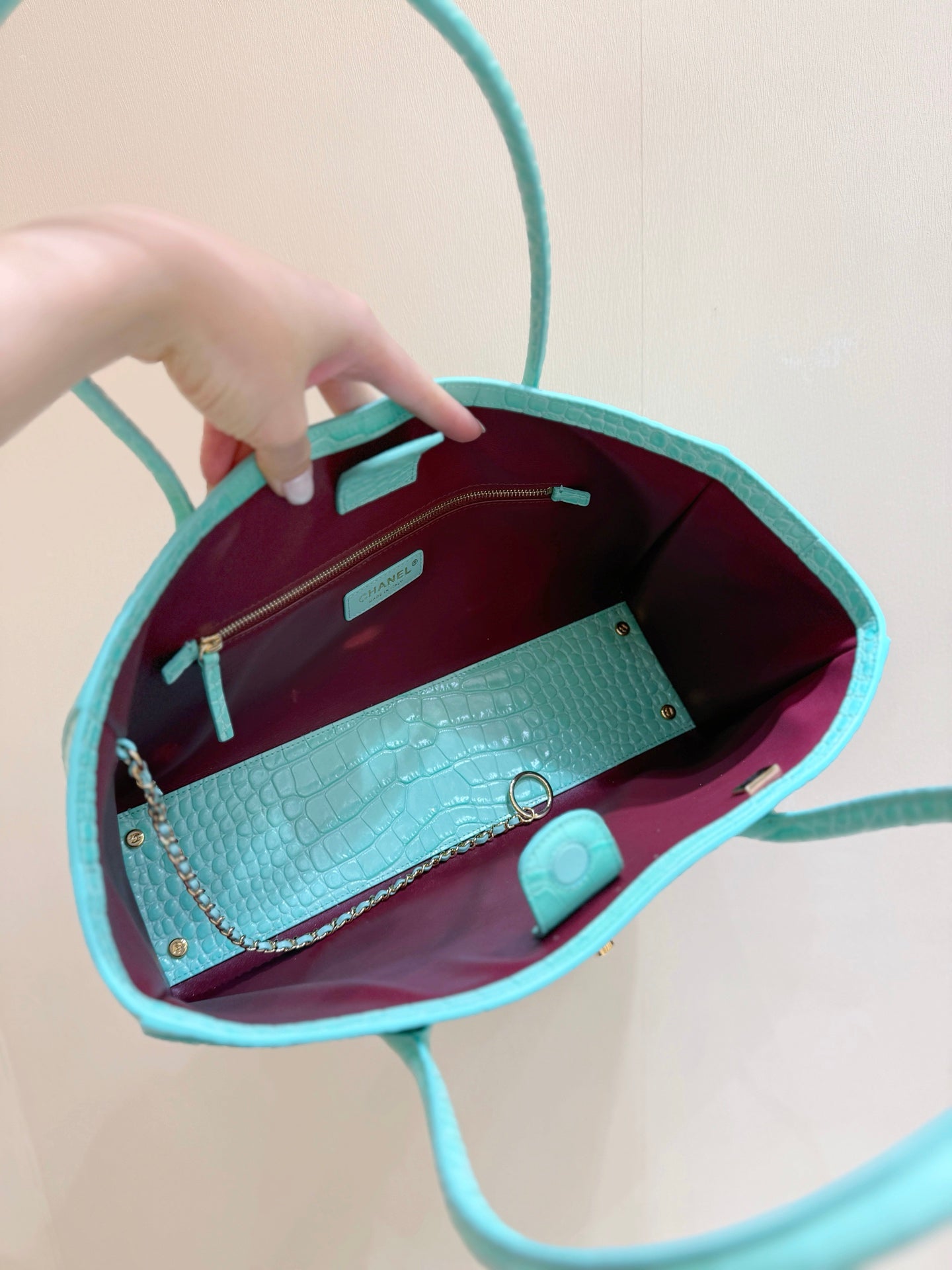 Chanel 25 Crocodile-embossed 40cm Bag Turquoise Cowhide 322961