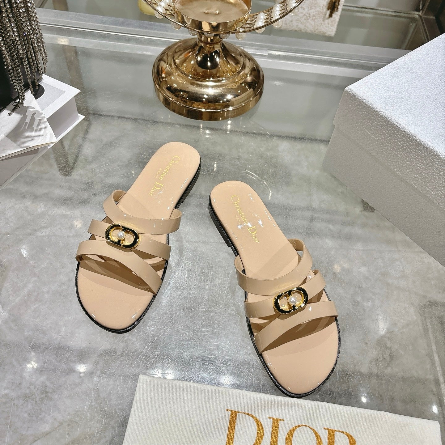CD 26 Flat Sandals Beige Patent Leather 592263