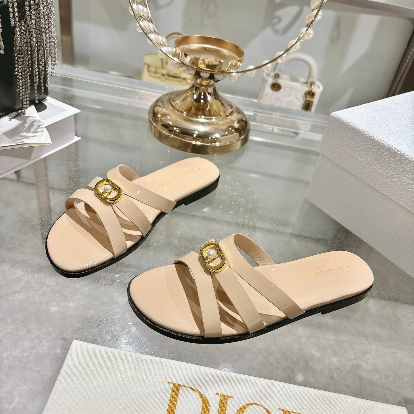 CD 26 Flat Sandals Beige Patent Leather 592263