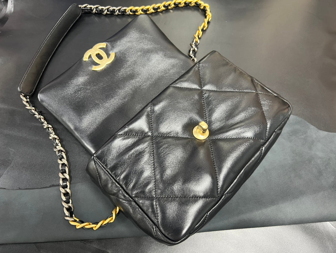FLAP BAG 26CM GOLD HARDWARE BLACK CALFSKIN